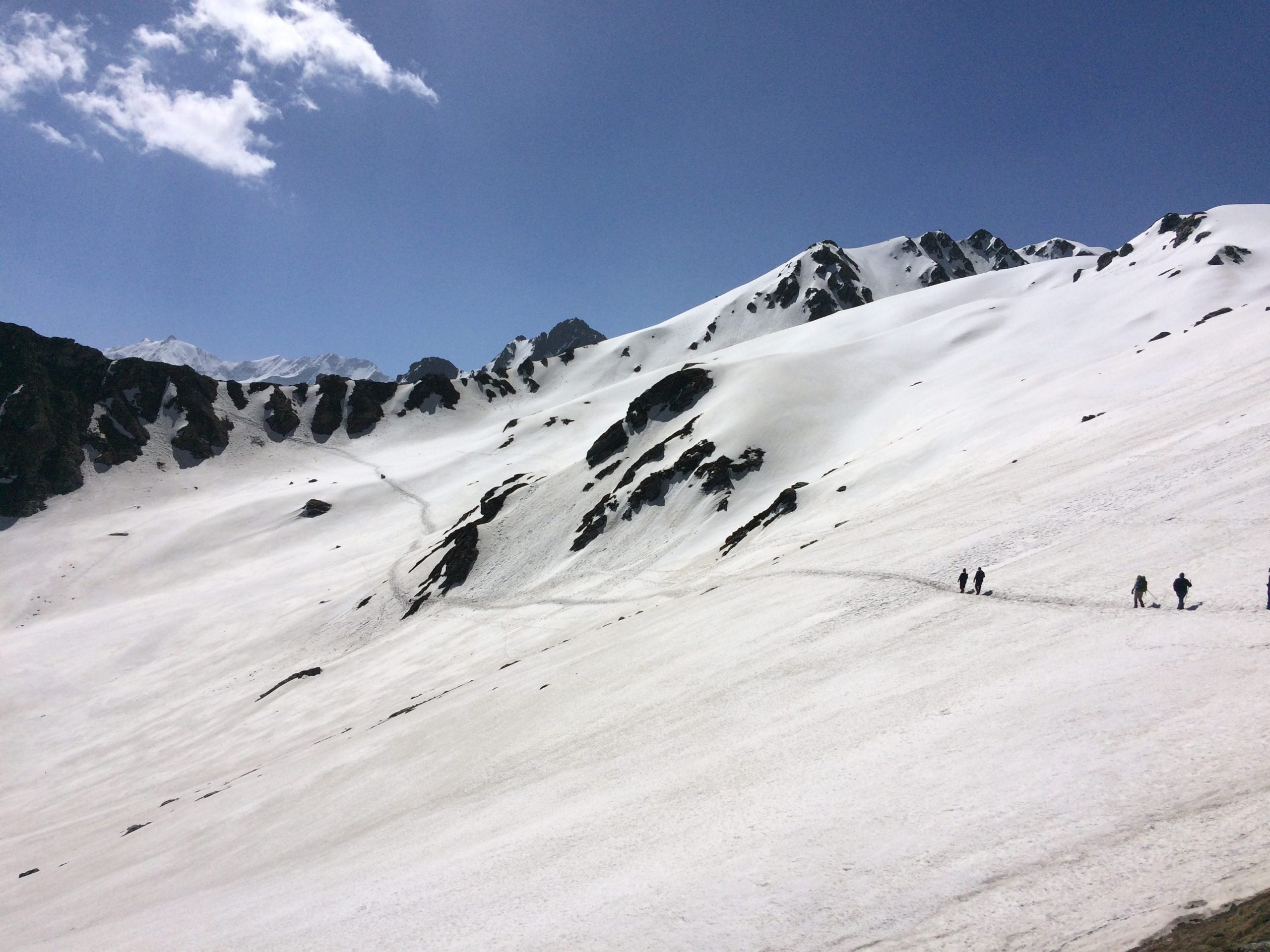 reasons to do sar pass trek justwravel