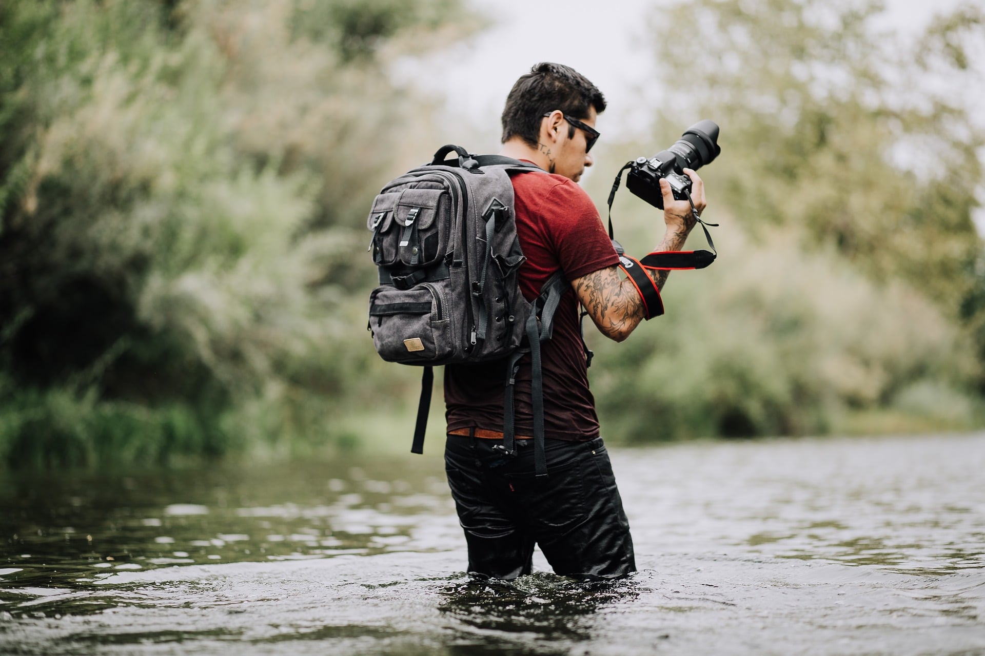 Clicking photos while travelling is a good way to earn travel money.