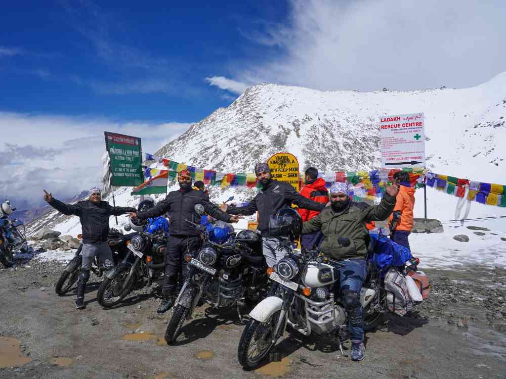 Bikers posing at the Khardung La signboard