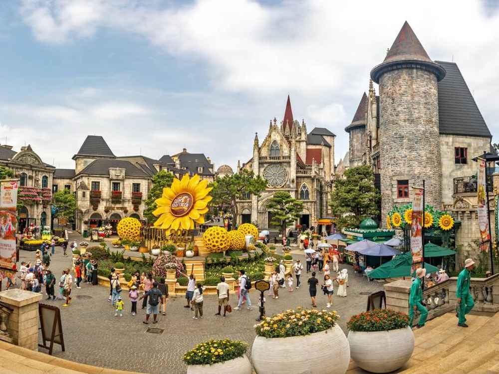 Tourists in Ba Na Hills square