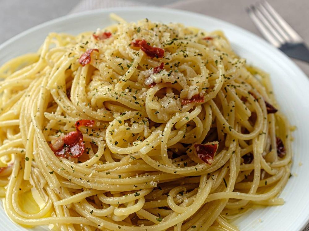 Aglio-Olio Pasta, a famous dish at Cafe Old School, Jibhi. 