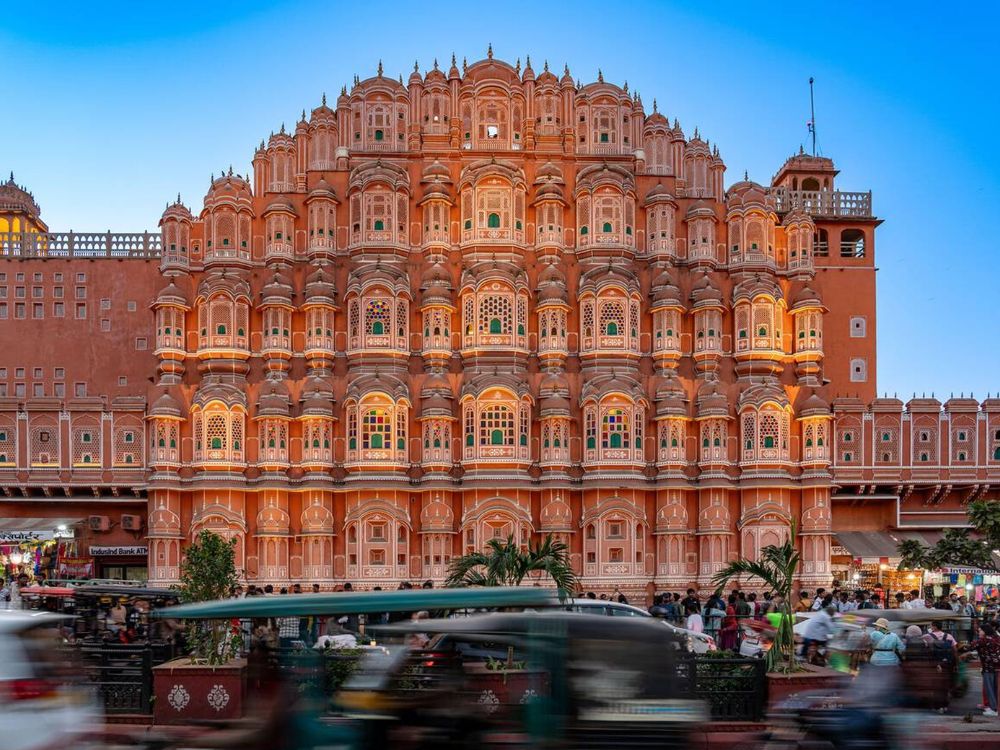 Traffic jam in front of the illuminated Hawa Mahal