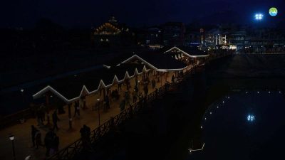 Amira Kadal Footbridge becomes srinagar's latest tourist attraction