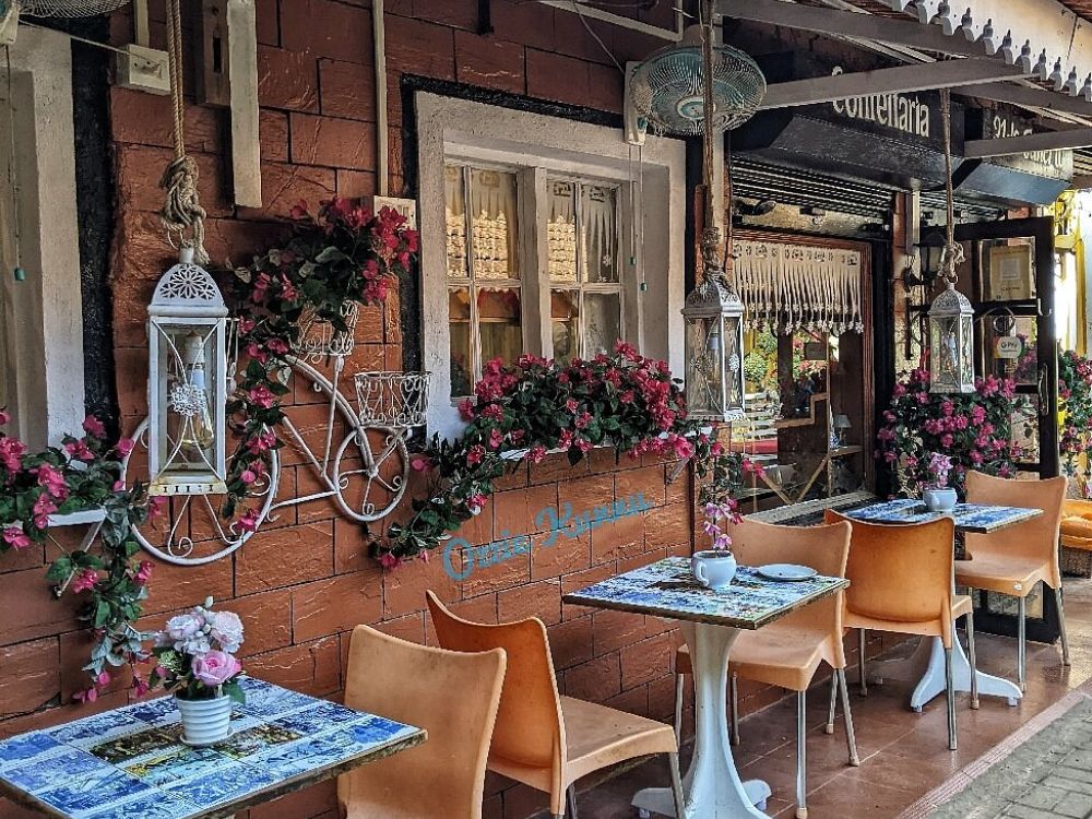 Cafeteria on Rua 31 de Janeiro showcasing the charming café culture of Fontainhas, Goa.
